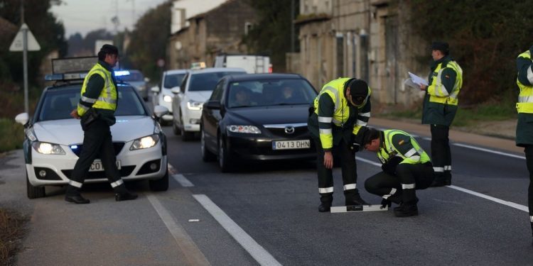 Un equipo de investigación de la Guardia Civil reconstruye el accidente mortal de Mañufe
