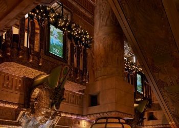 Diseño vigués para las míticas escaleras egipcias de Harrods por Navidad