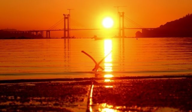 O sol baixa pola Ponte de Rande