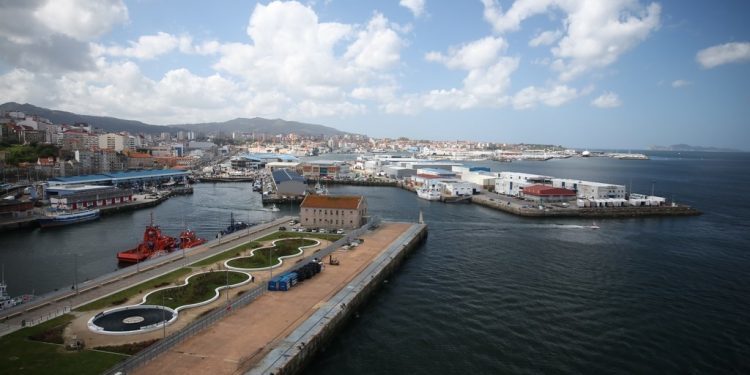 «Preocupante» descenso en tráfico de coches, metales y madera en el Puerto de Vigo