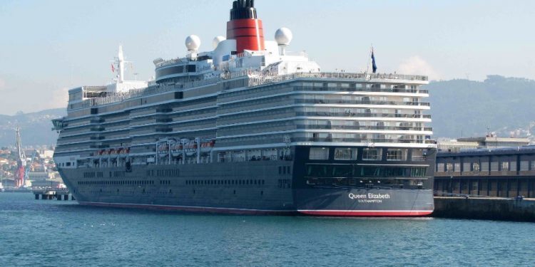 El «Pesca 1» evacúa a un pasajero del «Queen Elisabeth» por una emergencia médica