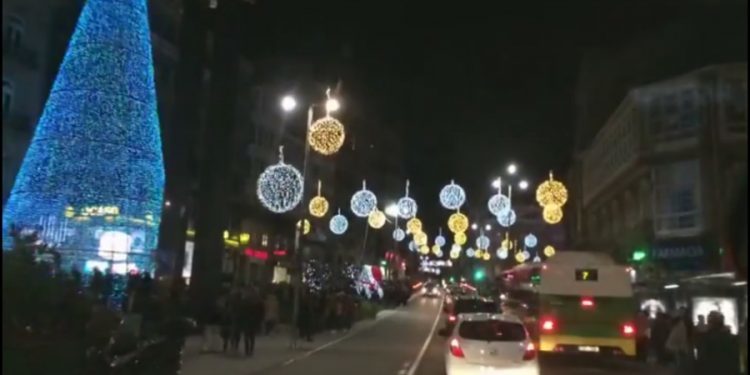 El centro de Vigo, abarrotado e iluminado