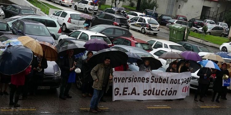 Persoal de GEA cobra parte da débeda, pero segue coas protestas para esixir o resto