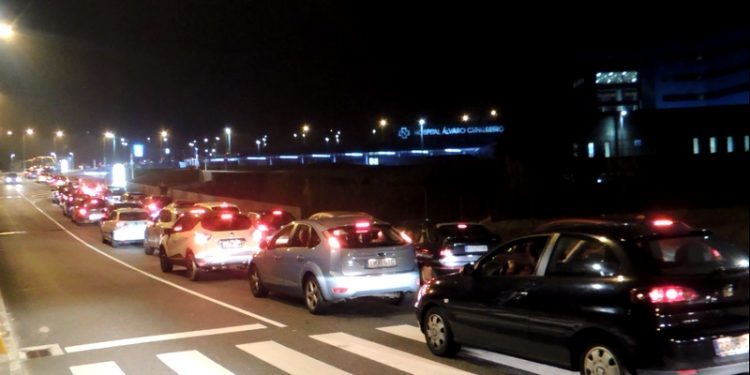 Atasco, monumental y diario, en los accesos al Cunqueiro
