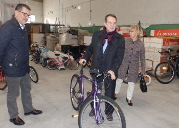 Quince tendas viguesas xa traballan co programa solidario «Unha Bici, un Sorriso»