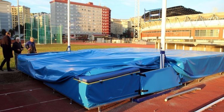 Las pistas de Balaídos estrenan equipamiento para pértiga