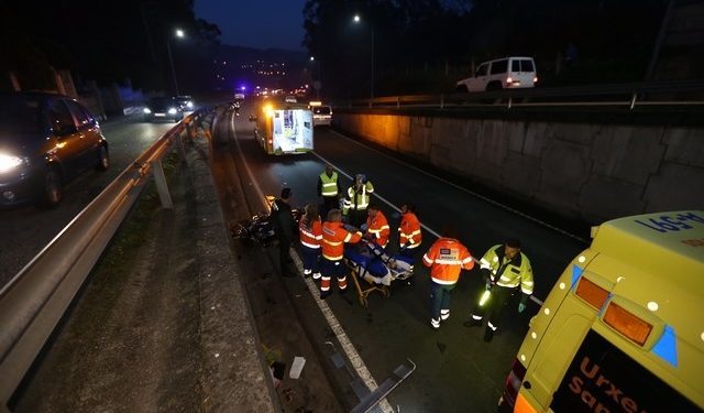 Dos heridos de gravedad al colisionar una moto y un coche en Salceda