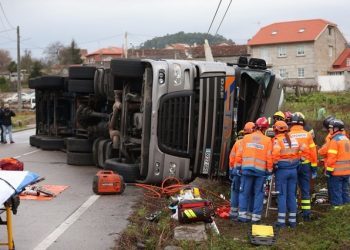 Rescatan a una camionera atrapada tras sufrir una salida de vía en Pontevedra