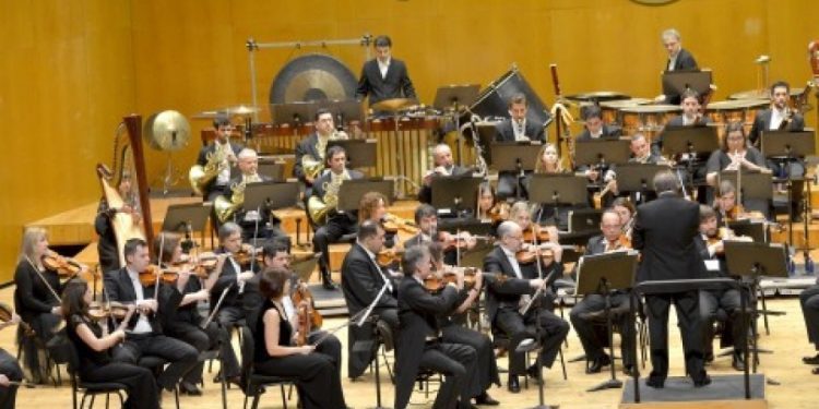 Pierre Dumoussaud dirixe a Real Filharmonía de Galicia en Vigo
