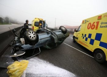 Dos personas heridas al volcar su coche en Mos