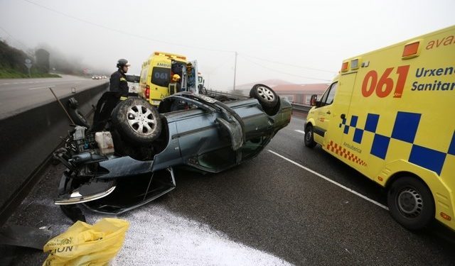 Dos personas heridas al volcar su coche en Mos