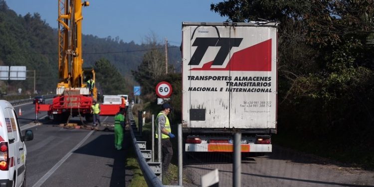 Liberado el camión atrapado en un camino de Cans por un error del GPS