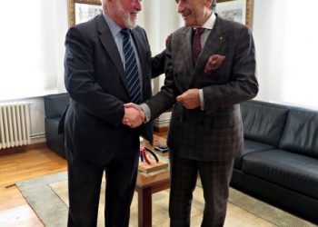 El Puerto de Vigo convierte la camiseta del Celta en su regalo institucional