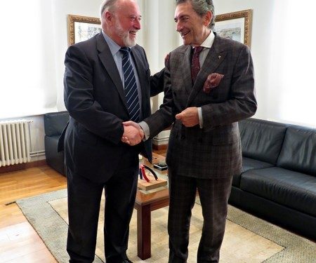 El Puerto de Vigo convierte la camiseta del Celta en su regalo institucional