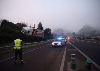 Cortada la A52 en la salida de Cans por un camión atrapado en un camino y en riesgo de vuelco