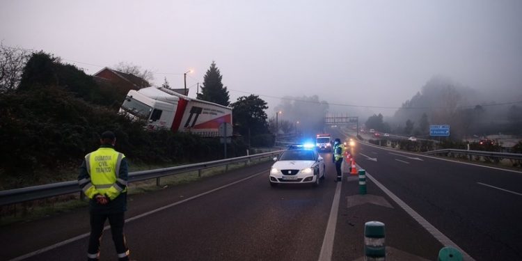 Cortada la A52 en la salida de Cans por un camión atrapado en un camino y en riesgo de vuelco