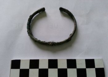 Achadas na Lanzada pezas de cerámica bracarense e unha pulseira de bronce do século I d.C.
