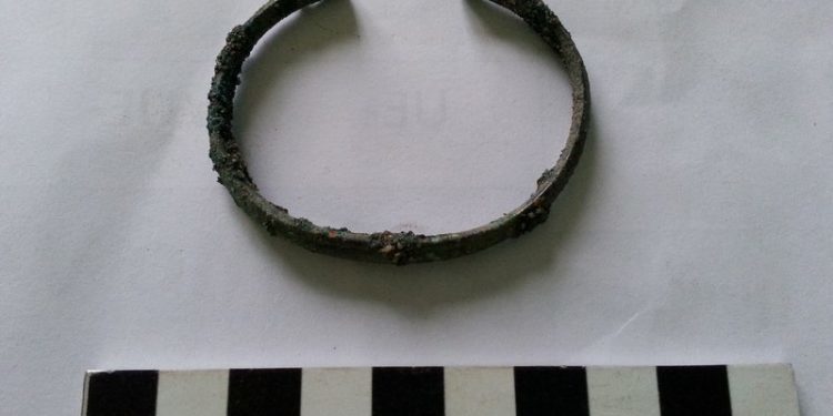 Achadas na Lanzada pezas de cerámica bracarense e unha pulseira de bronce do século I d.C.