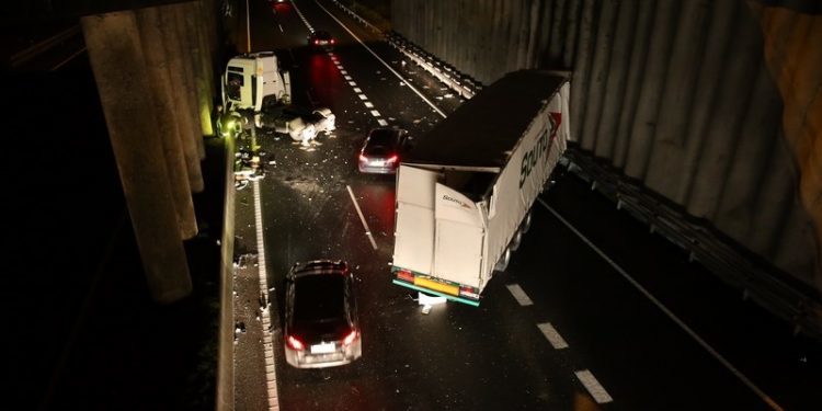 Cortada la autopista en Puxeiros por un camión cruzado en la calzada