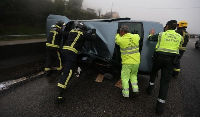 Un herido al volcar su vehículo en la AP-9