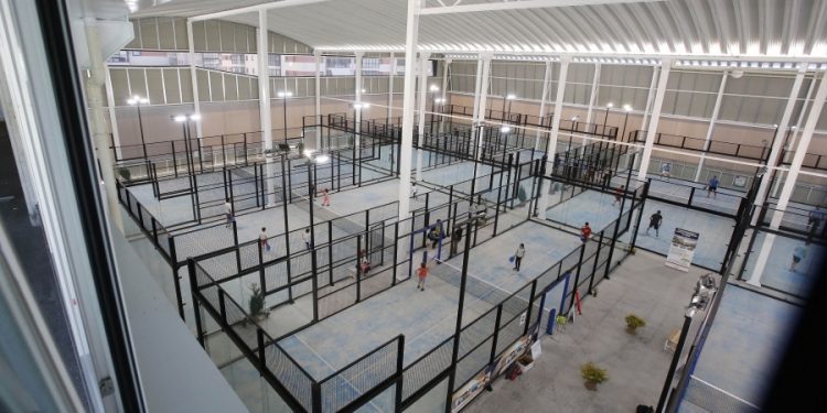 Sete días de clases gratis para aprender a xogar ao pádel en Máis que Auga