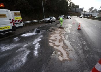 Dos heridos en una colisión entre dos camiones y un coche en la A-55