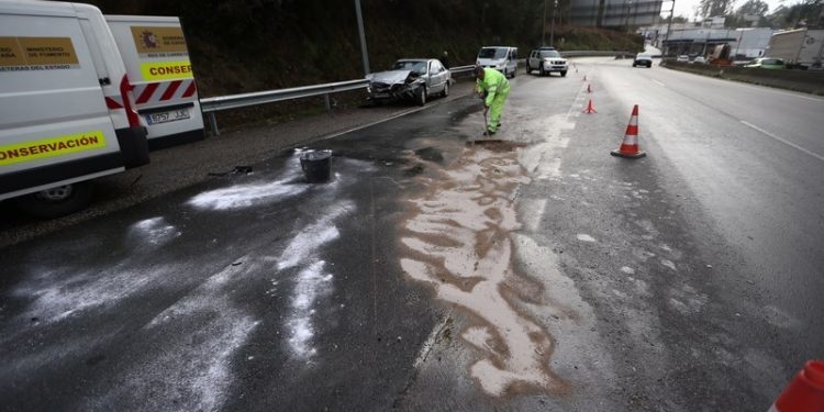 Dos heridos en una colisión entre dos camiones y un coche en la A-55