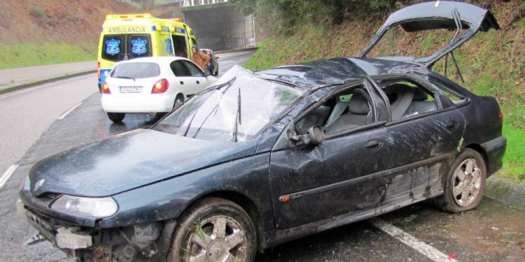 Tres estudiantes del Campus de Vigo, heridos al volcar su coche