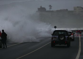 Cortado el tráfico en la carretera del Rompeolas de Baiona por el oleaje