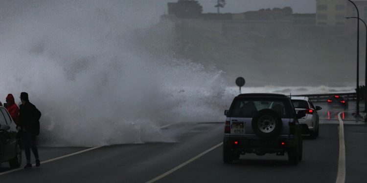 Cortado el tráfico en la carretera del Rompeolas de Baiona por el oleaje