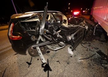 Herido al estrellarse su coche contra un camión en Mos