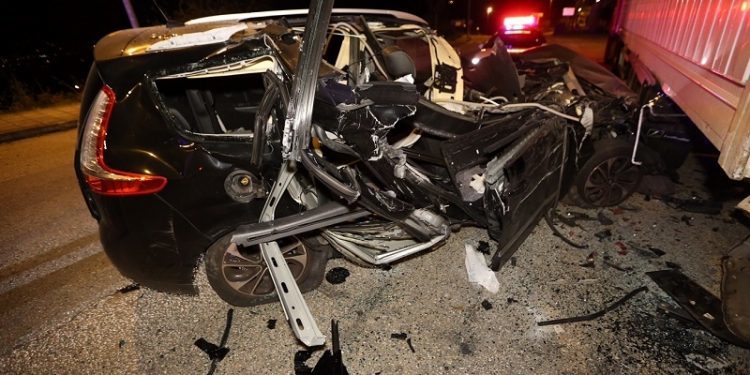 Herido al estrellarse su coche contra un camión en Mos