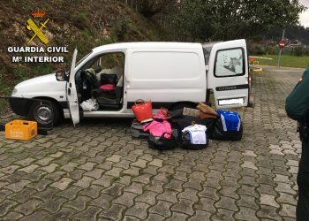 Intervenida una partida de ropa y bolsos falsificados en el peaje de Vilaboa