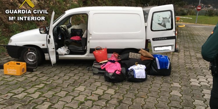 Intervenida una partida de ropa y bolsos falsificados en el peaje de Vilaboa