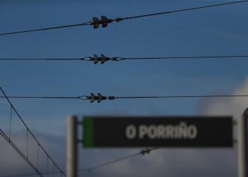 La caída de una catenaria afecta al tráfico ferroviario en O Porriño