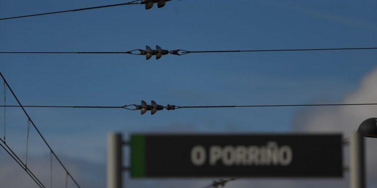 La caída de una catenaria afecta al tráfico ferroviario en O Porriño