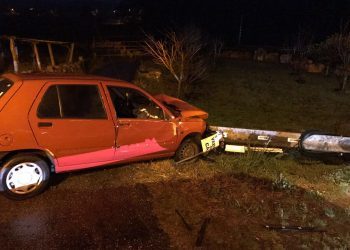 Un hombre herido al chocar su coche contra un poste del tendido eléctrico en Tomiño