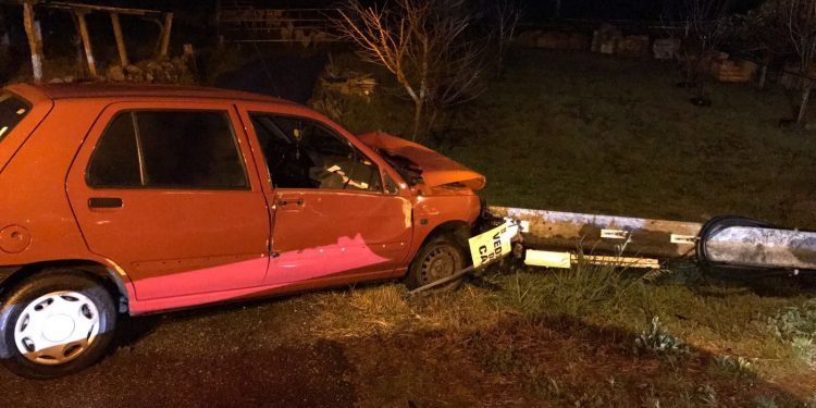 Un hombre herido al chocar su coche contra un poste del tendido eléctrico en Tomiño