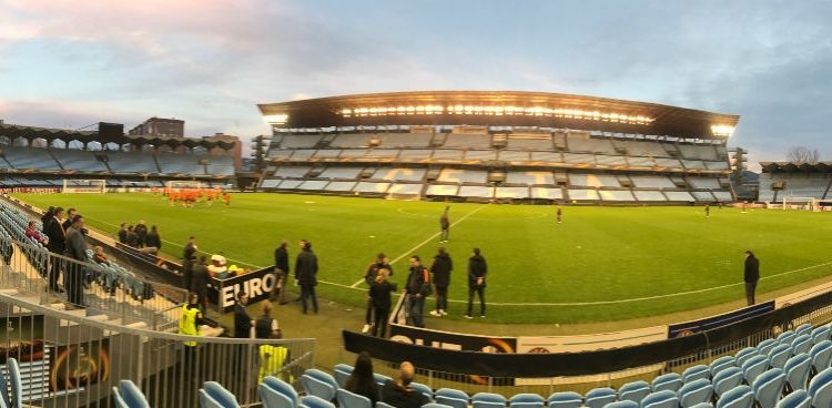 «La solución no sería cambiar el césped, porque la humedad volvería a afectar al nuevo»