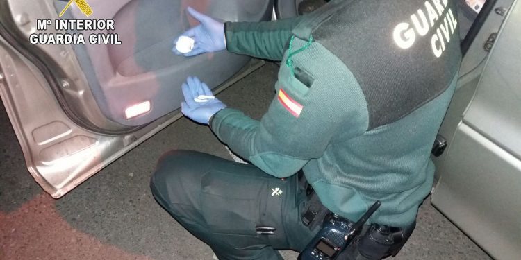 Detenido en un bar de Aldán con 170 dosis de cocaína