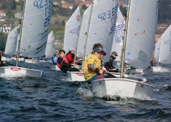 Sanxenxo lidera el Gallego de Optimist tras la primera jornada en la ría de Vigo