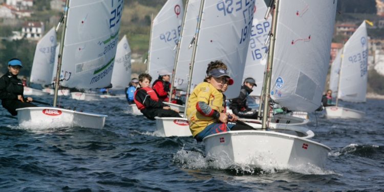 Sanxenxo lidera el Gallego de Optimist tras la primera jornada en la ría de Vigo