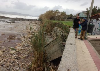 O temporal destroza o paseo de madeira de Prado