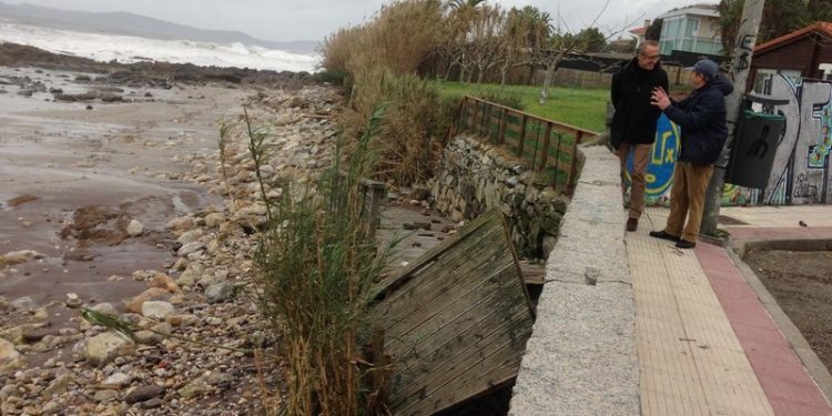 O temporal destroza o paseo de madeira de Prado