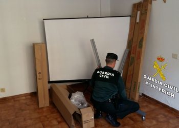Recuperadas varias pantallas de proyección sustraídas en un colegio de Gondomar
