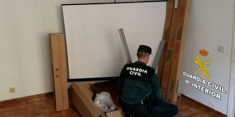 Recuperadas varias pantallas de proyección sustraídas en un colegio de Gondomar