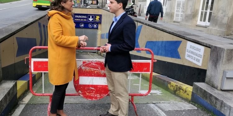 «La absoluta parálisis del gobierno tiene a los vecinos del Casco Vello sin aparcamiento»