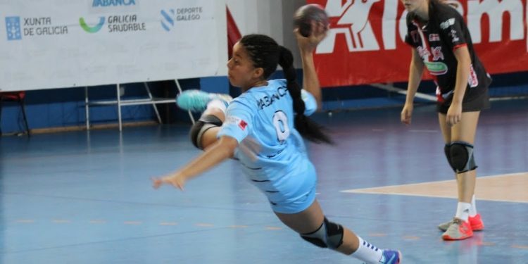 Carmen Prelchi, del Seis do Nadal, y Sandra López, del Porriño, con la selección júnior