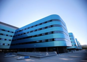 Un conductor herido de gravedad al quedar atrapado bajo su tractor en Gondomar