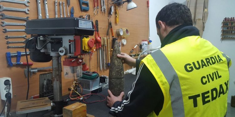 La Guardia Civil desactiva el proyectil de la Guerra Civil localizado en Ponteareas